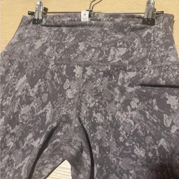 Lululemon Align High-Rise Legging Pant 28" Grey Camo Sz8 - Picture 4 of 6